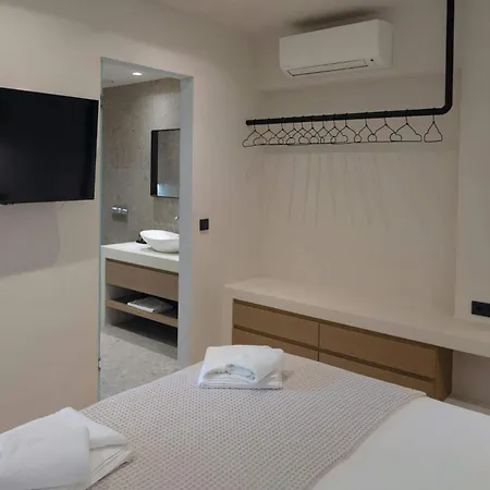 Stone 斯基亚索斯镇